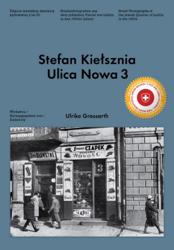 KI generiert: Das Bild zeigt das Cover eines Buches mit dem Titel "Stefan Kiełsznia Ulica Nowa 3", herausgegeben von Ulrike Grossarth. Das Cover enthält ein Schwarz-Weiß-Foto einer städtischen Straßenszene aus dem jüdischen Viertel von Lublin in den 1930er Jahren.