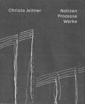 KI generiert: Das Bild zeigt das Cover eines Buches mit dem Titel "Christa Jeitner - Notizen, Prozesse, Werke." Die Gestaltung des Covers umfasst weiße Linien, die wie Nähte oder Zeichnungen auf einem dunklen Hintergrund aussehen.