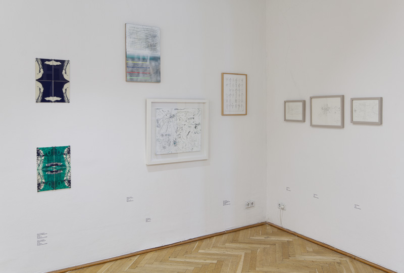 KI generiert: Das Bild zeigt eine kleine Kunstgalerie oder Ausstellung, in der verschiedene Zeichnungen und Gemälde an weißen Wänden hängen. Der Raum hat einen hölzernen Parkettboden und die Werke sind unterschiedlich gerahmt und platzierte.