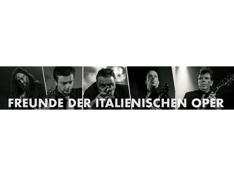KI generiert: Das Bild zeigt fünf Musiker in schwarz-weiß, die ernst in die Kamera blicken. Unter den Porträts steht in großen Buchstaben der Schriftzug "FREUNDE DER ITALIENISCHEN OPER".