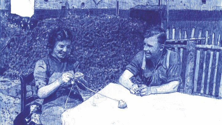 KI generiert: Das Bild zeigt zwei Personen, die an einem Tisch vor einem Haus sitzen, wobei eine Person strickt. Im Hintergrund ist das Haus mit sichtbarer Wäscheleine zu sehen.