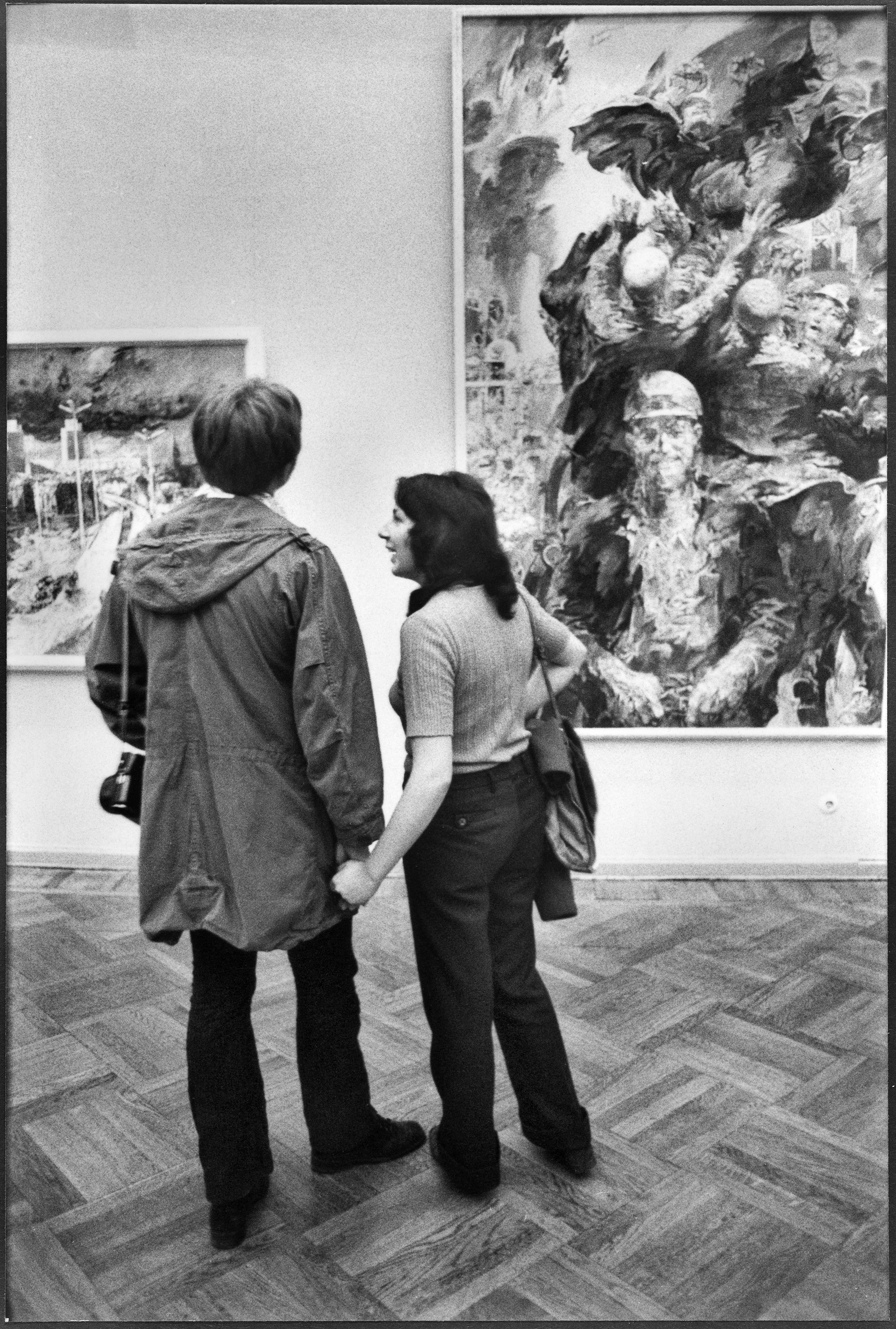 KI generiert: Ein Paar steht Hand in Hand in einem Museum und betrachtet ein großes Gemälde. Die Frau scheint zu sprechen, während der Mann eine Kamera in der Hand hält.