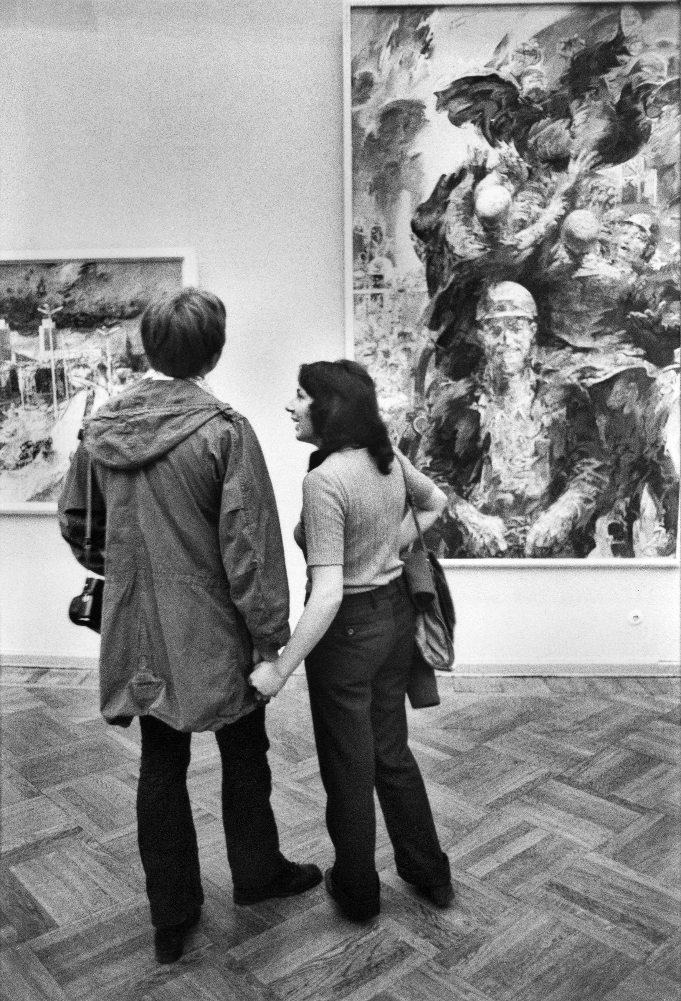 KI generiert: Ein Paar steht Hand in Hand in einem Museum und betrachtet ein großes Gemälde. Die Frau scheint zu sprechen, während der Mann eine Kamera in der Hand hält.