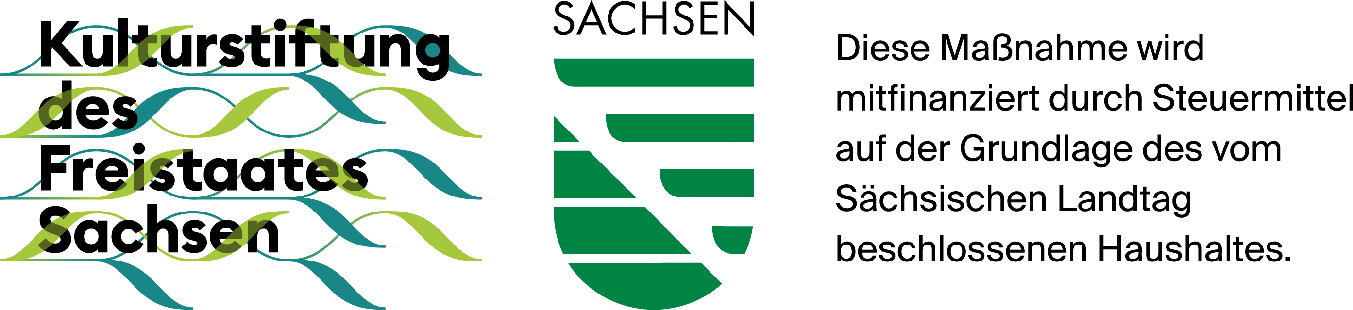 KI generiert: Das Bild zeigt das Logo der Kulturstiftung des Freistaates Sachsen sowie das Logo von Sachsen. Der Text informiert darüber, dass die Maßnahme durch Steuermittel auf Grundlage des vom Sächsischen Landtag beschlossenen Haushaltes mitfinanziert wird.