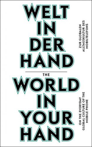 KI generiert: Das Bild zeigt das Cover eines zweisprachigen Buches (Deutsch und Englisch) mit dem Titel "Welt in der Hand" bzw. "The World in Your Hand," welches sich mit der globalen Alltagskultur des Mobiltelefons beschäftigt. Der Titel und Untertitel sind in großen, auffälligen Buchstaben auf weißem Hintergrund abgedruckt.