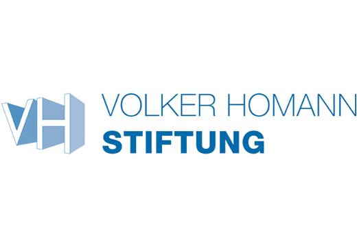 KI generiert: Das Bild zeigt das Logo der Volker Homann Stiftung. Das Logo besteht aus einem stilisierten "VH" und dem Text "Volker Homann Stiftung" in blauer Schrift.