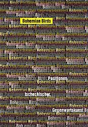 KI generiert: Das Bild zeigt ein Plakat oder Buchcover mit dem Titel "Bohemian Birds" in gelber Schrift. Der Hintergrund besteht aus mehrfach wiederholtem Text, der den gleichen Titel in verschiedenen Varianten darstellt.