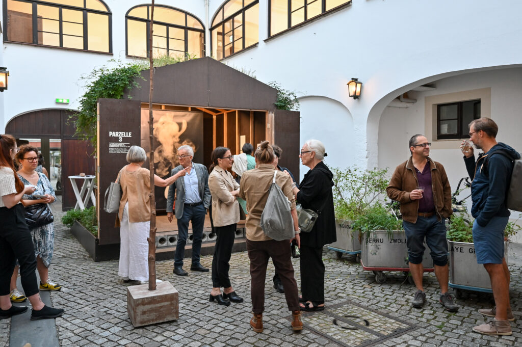 Lois Weinberger: Relatives, Kunsthaus Dresden, 22. Sept. - 26. Nov. 2023 Ausstellungseröffnung